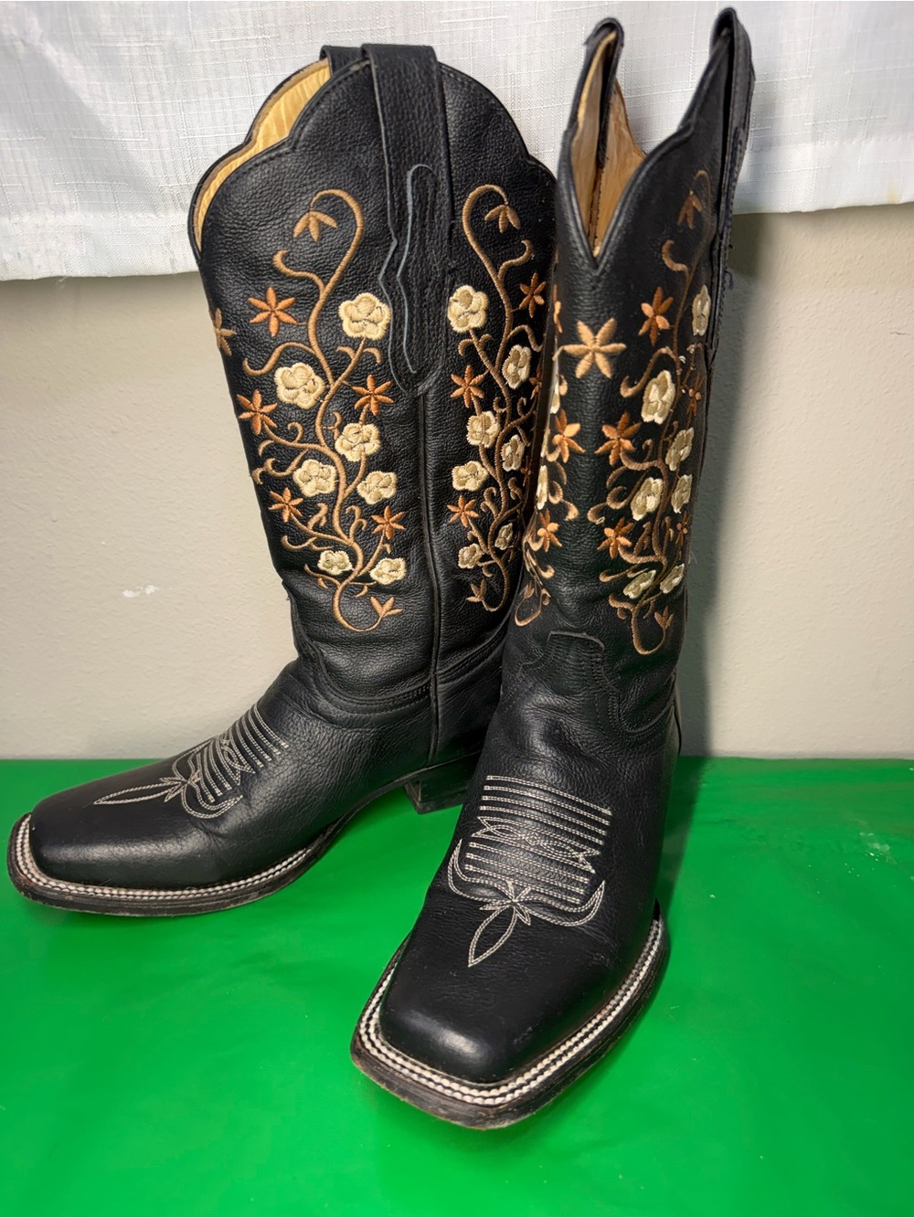 Women's Black Floral Embroidered Western Heeled Boots